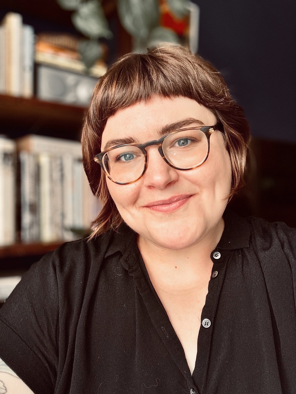 Portrait of Jessica Cook in front of bookshelves